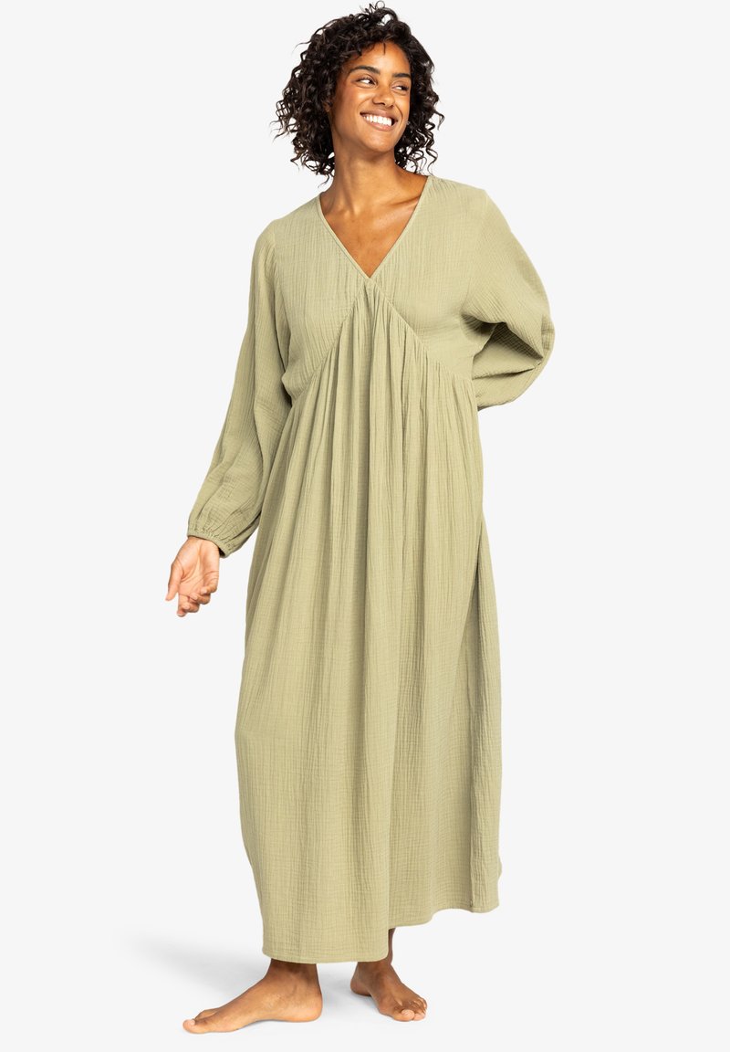 Lange, lichte, olijfgroene jurk met een V-hals, geraffineerd ontwerp en lange, luchtige mouwen. Getextureerde stof met een ontspannen silhouet.