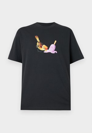 T-shirt noir en coton avec une illustration colorée d'oiseau et un cône de glace rose avec un bâton en bois, positionné au centre à l'avant.