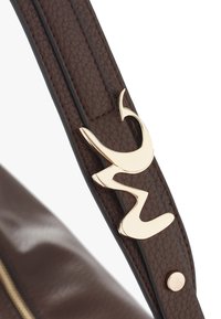 Cinghia in pelle marrone con texture, dotata di un accento logo curvo in oro. Presenta dettagli di cucitura e una borchia metallica decorativa.