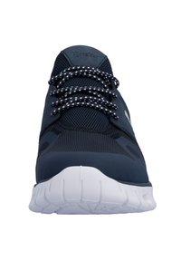 Chaussure de sport bleu marine avec des lacets blancs tachetés et une semelle blanche, vue de face montrant la tige en mesh et la languette rembourrée.