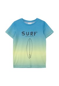 T-Shirt mit blauem und grünem Farbverlauf, versehen mit dem Text "SURF" in fetter schwarzer Schrift und einer einfachen schwarzen Silhouette eines Surfbretts, die zentriert darunter platziert ist.