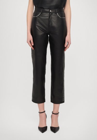 Sorte læder cropped bukser med lige ben design, sølvfarvede nitter langs sidesømmene og fem-lomme stil.