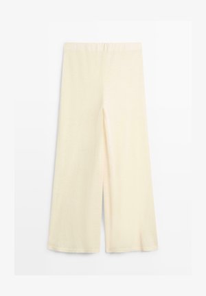 Buks i cremefarvet, vidtbenet design med elastisk taljebånd, vist fladt mod en hvid baggrund.