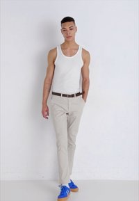 Jack & Jones JPSTMARCO JJDAVE WITH BELT - Chino hlače - silver