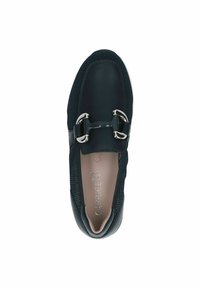 Zapato slip-on de color verde oscuro con una parte superior de malla texturizada y una puntera de cuero suave. Presenta herrajes decorativos en tono plateado en la parte frontal.