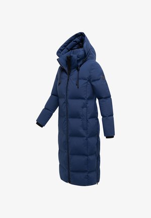 Tumedan sinine pikk puffer-jakk, millel on suur kapuuts, lukuga esiosa ja elastsed mansetid. Omab tikandit ja musti tõmblukkude detaile.