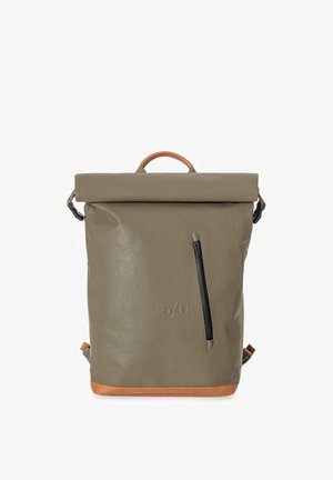 Minimalistischer olivgrüner Rolltop-Rucksack mit vertikalem schwarzem Reißverschlussfach und Griff sowie Boden aus braunem Leder.