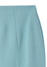 Pantaloni corti di tessuto blu chiaro con una texture liscia, caratterizzati da pieghe anteriori e un design sartoriale, che offrono un aspetto pulito e moderno.