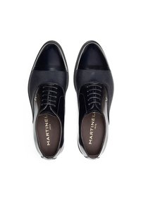 Chaussures habillées en cuir noir avec des détails en tissu texturé, bout rond, lacets, et nom de la marque embossé sur la semelle intérieure.