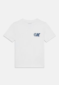 Baltas medvilninis marškinėliai su mažu mėlynu Calvin Klein logotipu kairėje krūtinės pusėje. Klasikinis apvalus kaklas ir trumpomis rankovėmis. Lygi tekstūra.