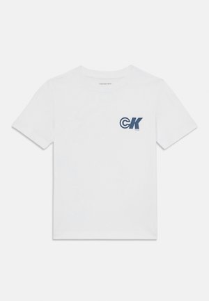 Λευκό βαμβακερό μπλουζάκι με μικρό μπλε λογότυπο Calvin Klein στο αριστερό στήθος. Κλασικό λαιμόκομμα και κοντά μανίκια. Λείο υλικό.