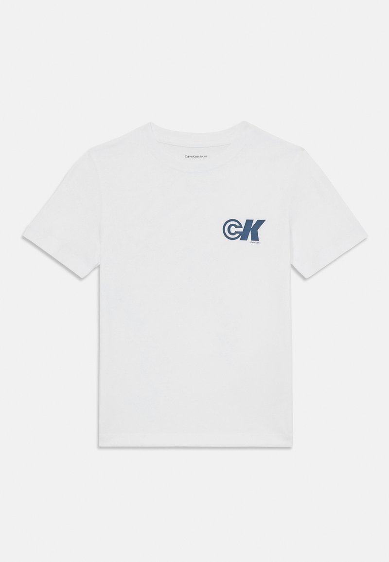 Baltas medvilninis marškinėliai su mažu mėlynu Calvin Klein logotipu kairėje krūtinės pusėje. Klasikinis apvalus kaklas ir trumpomis rankov�ėmis. Lygi tekstūra.