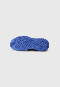 Semelle de chaussure avec un design en caoutchouc bleu ondulé, comportant des motifs texturés et trois accents circulaires pour une meilleure adhérence et stabilité.