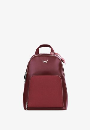 Roter Rucksack mit einem glatten Design aus Kunstleder, einer runden Form, einem auffälligen Vorderreißverschluss und einem Logo-Accessoire an der Spitze.