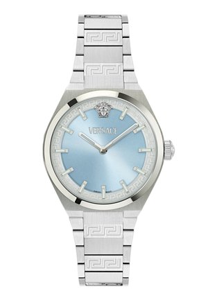 Zilveren Versace polshorloge met lichtblauwe wijzerplaat, zilveren uurmarkeringen, Medusa-logo op 12 uur en patroon van metalen armband.