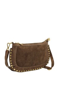 Sac bandoulière en suède marron avec des clous dorés le long des bords, fermeture zippée et bandoulière amovible. Texture lisse, forme rectangulaire.