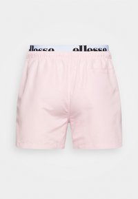 Šviesiai rožiniai šortai su elastine juosta, ant kurios išsiuvinėtas juodas "ellesse" logotipas. Juose taip pat yra vienas užpakalinis kišenė su horizontaliu siuvinėjimu.
