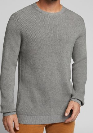Grauer gerippter Strickpullover mit Rundhalsausschnitt und langen Ärmeln, aus strukturiertem Stoff und mit einem leicht verlängerten Saum.