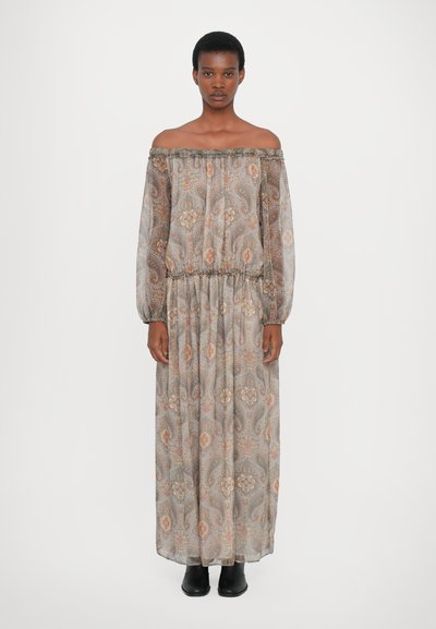 Robe maxi en tissu léger et transparent avec un design dénudé sur les épaules. Présente des motifs paisley dans des couleurs atténuées, des manches longues bouffantes et une taille élastique.