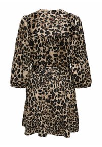 Robe longue à manches longues imprimé léopard avec ceinture cintrée à la taille et jupe évasée, ornée de taches noires et marron sur fond beige.
