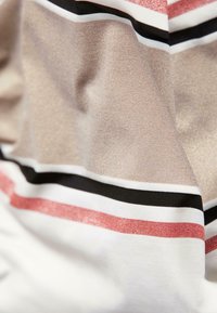 Gestreifter Stoff mit beigen, schwarzen, weißen und metallisch roten Linien. Weiche Textur mit glatter Oberfläche und leichtem Glanz.