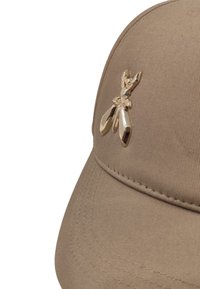 Cappello beige con tessuto testurizzato, caratterizzato da un accento a forma di insetto in oro lucido sul lato, che mette in evidenza un design elegante e dettagli moderni.
