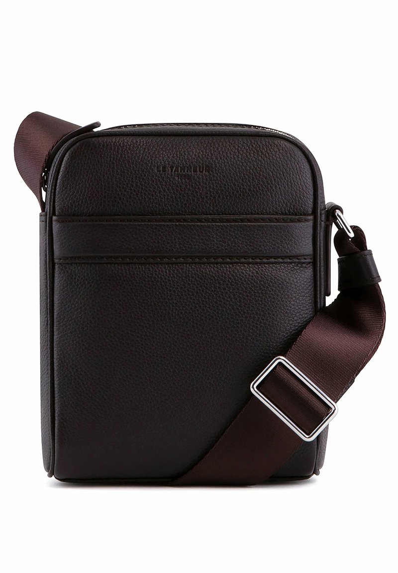Borsa a tracolla in pelle marrone con superficie textured, design slim, tracolla regolabile e tasca con zip frontale. Accenti in metallo.