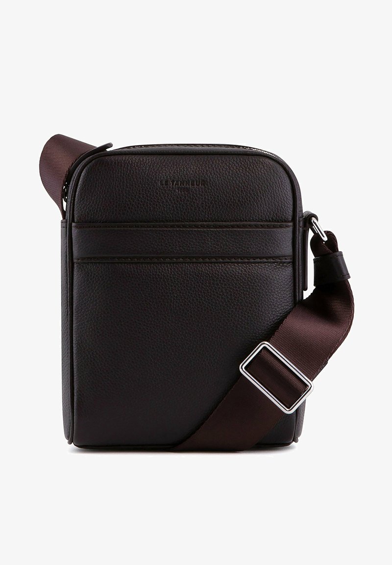 Borsa a tracolla in pelle marrone con superficie textured, design slim, tracolla regolabile e tasca con zip frontale. Accenti in metallo.