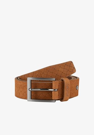 Brauner geflochtener Lederbelt mit einer rechteckigen silbernen Metallschnalle und einem Marken-Loop-Detail. Glatte Textur mit klassischer Form.