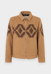 Brun uldjakke med mørke geometriske mønstre tværs over bryst og ærmer, lynlås foran og manchetter med knapper.