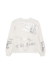 Biała bluza z srebnymi napisami i wzorami w stylu splatter. Zawiera frazy takie jak "CIESZ SIĘ KAŻDĄ CHWILĄ" w różnych czcionkach i rozmiarach.