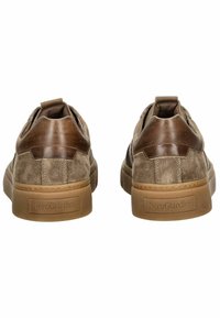 Brązowe zamszowe sneakersy z skórzanymi akcentami, zaokrąglony kształt, teksturowana powierzchnia i gumowe podeszwy. Zawierają logo na pięcie.