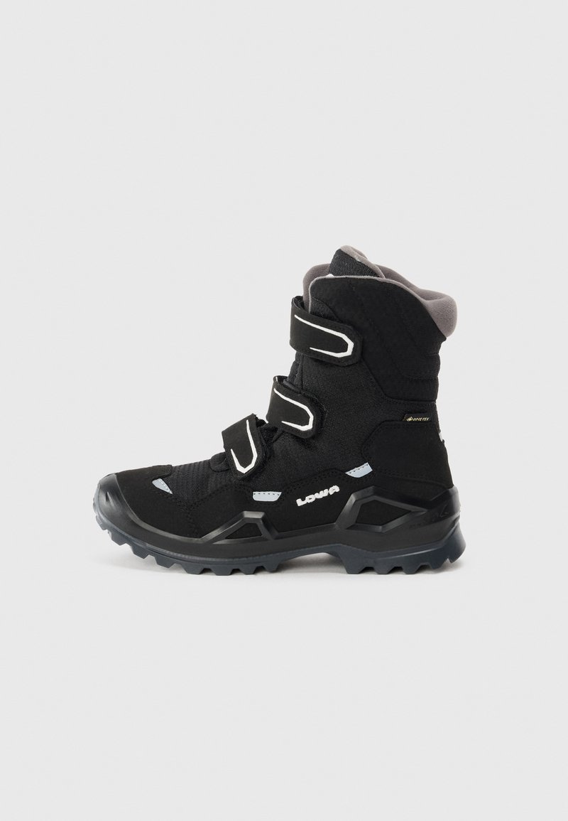 Zwarte wandelschoen met een textiel bovenmateriaal, drie klittenbandsluitingen, grijze kraag en een robuuste rubberen zool voor grip. Lichtgewicht en duurzame ontwerp.