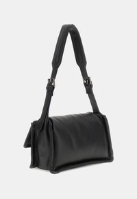 Musthave nahkkotasku, millel on struktureeritud kuju, reguleeritav rihm ja sile tekstuur. Omab lukku ja minimalistlikku disaini.