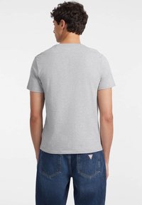 Guess Jeans Marškinėliai su spaudiniu - grau