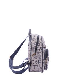Borsa in tessuto grigio con motivo a logo, dettagli blu navy e doppie cerniere. Presenta una tracolla robusta e una tasca laterale per ulteriore spazio di stoccaggio.