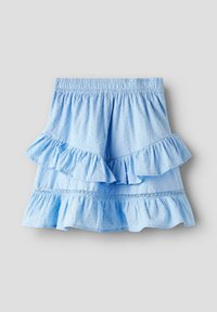 Falda rizada de color azul claro, hecha de algodón texturizado, que presenta dos capas de volantes y una cintura elástica.