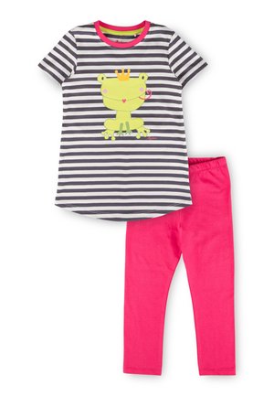 Top a maniche corte a righe bianche e nere con grafica di rana e corona gialla, abbinato a leggings rosa acceso.