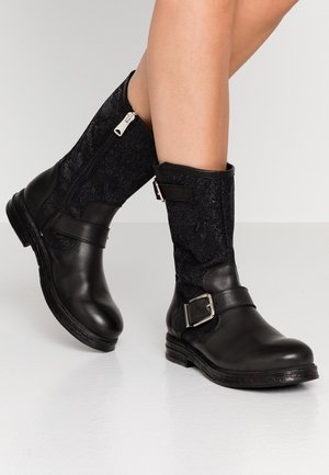 Kowbojki i obuwie motocyklowe