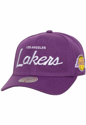 Gorra de béisbol morada con texto blanco "Los Angeles Lakers" en el frente y logo de baloncesto amarillo en el lateral.