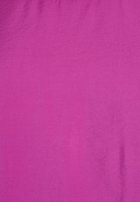 Tessuto magenta brillante con una texture liscia e una leggera lucentezza, caratterizzato da un leggero motivo di pieghe su tutta la superficie. Adatto per diverse applicazioni.