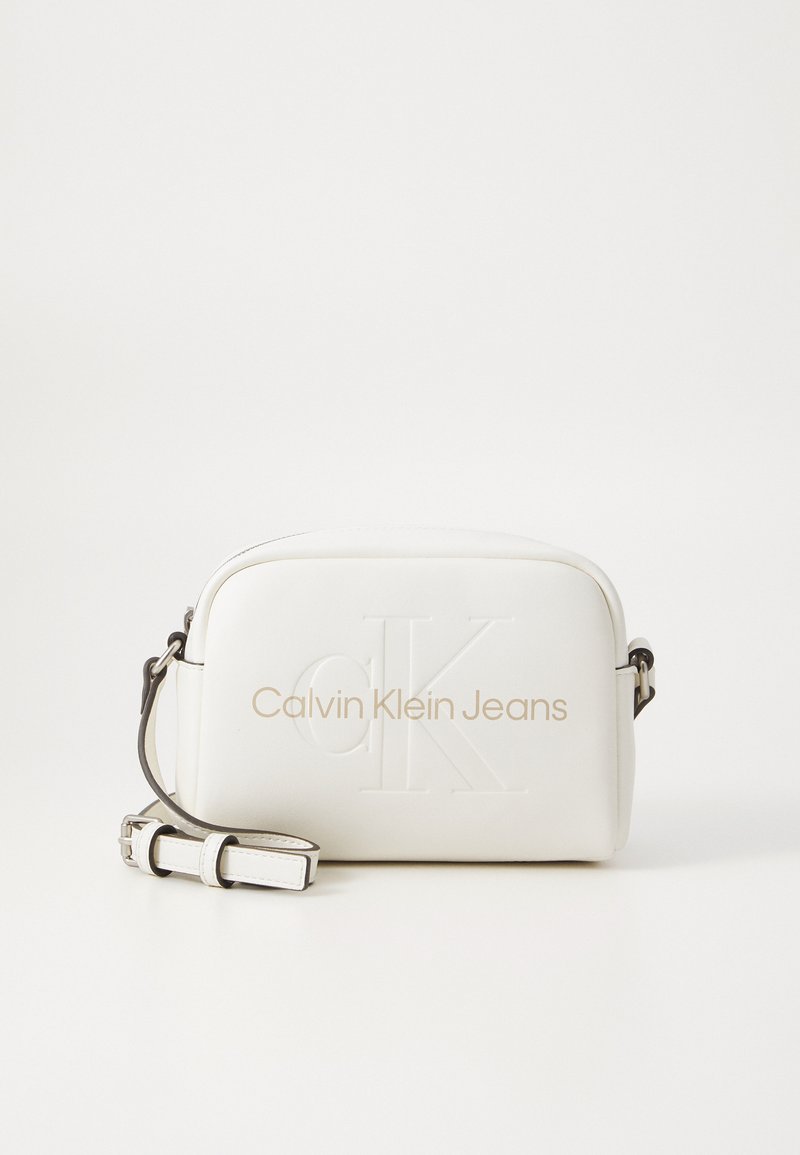 Calvin Klein Jeans SCULPTED CAMERA BAG MONO - Skulderveske - tofu