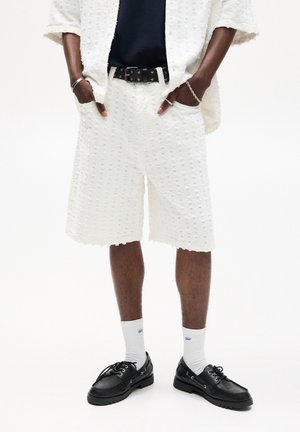 PULL&BEAR TEXTURED BAGGY BERMUDA - Kratke hlače od trapera - white