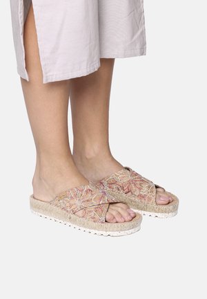 Sandali slip-on beige textured con motivi floreali ricamati in rosa e suola in corda naturale. Design open-toe e costruzione flessibile.