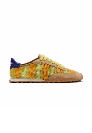 Zapatilla de perfil bajo con empeine de punto con rayas amarillas, naranjas y verdes, detalles beige de ante, cordones amarillos y lengüeta azul en el talón.