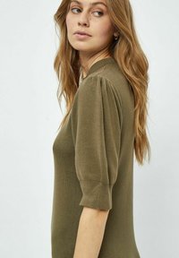 PEPPERCORN TANA NECK HALF SLEEVE  - Svetríkové šaty - capers
