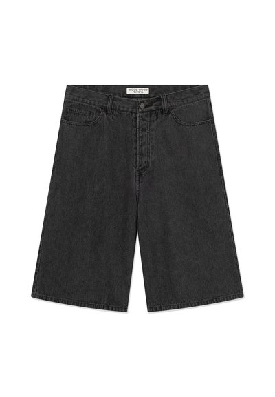 Fekete farmerrövidnadrág laza szabással, egyenes szárú, ötlukú zsebes kivitelben, finom varrási részletekkel.