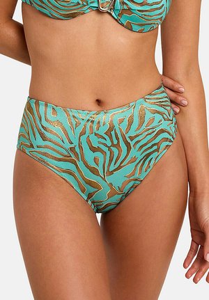 Vrouw die een turquoise bikinibroekje met hoge taille draagt met metalen gouden zebrastripes, gecombineerd met een bijpassende bikinitop.