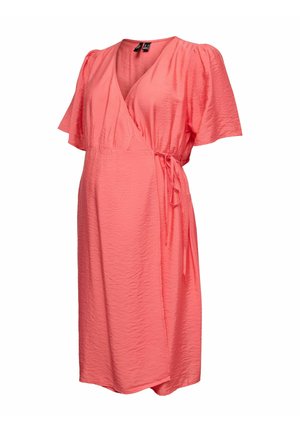 Koralfarvet omslagskjole med korte flagrende ærmer, tekstureret stof, V-hals og bindebånd i siden ved empiretaljen, knælængde.