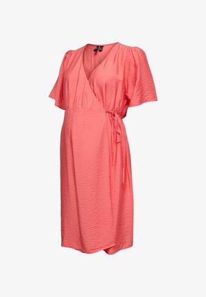 Koralfarvet omslagskjole med korte flagrende ærmer, tekstureret stof, V-hals og bindebånd i siden ved empiretaljen, knælængde.